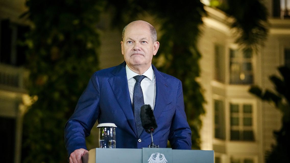 Bundeskanzler Olaf Scholz gibt in Hanoi eine kurze Pressekonferenz.