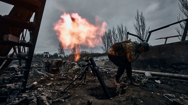 Ein ukrainischer Soldat feuert einen Mörser auf russische Stellungen in Bachmut.