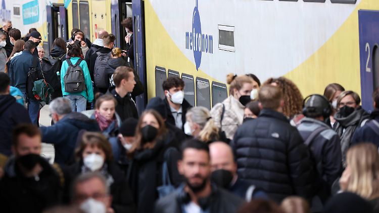 Schleswig-Holstein könnte die Maskenpflicht nur im Nahverkehr kippen. Bei Fahrten nach Hamburg müssten die Fahrgäste die Maske aber wieder aufsetzen. 