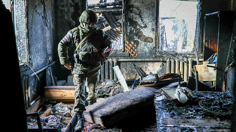 Dieses von der russischen Staatsagentur Tass zur Verfügung gestellte Foto zeigt einen russischen Soldaten in einem zerstörten Haus in der Region Donezk.