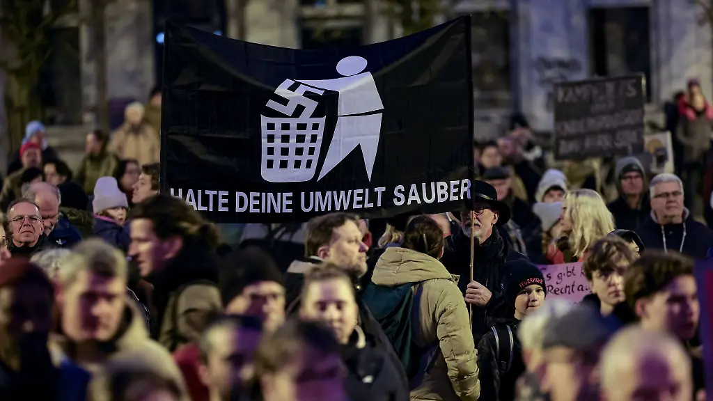 Mit-Plakaten-und-Sprechchoeren-demonstrieren-Teilnehmende-in-Schwerin-gegen-Rechtsextremismus