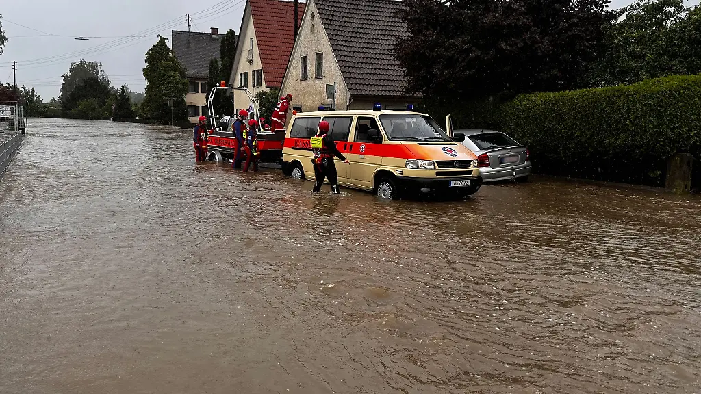 Die-Wasserrettung-ist-in-einer-ueberschwemmten-Strasse-in-Diedorf-im-schwaebischen-Landkreis-Augsburg-im-Einsatz