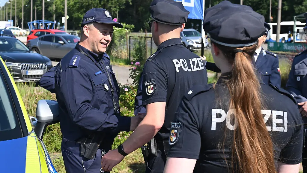 Polnische-und-deutsche-Poilizisten-unterhalten-sich-beim-Start-der-deutsch-polnischen-Polizeistreife-in-Swinemuende