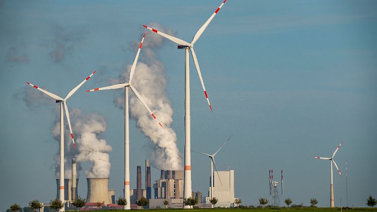Die Fachleute forderten von Deutschland Maßnahmen zum schnelleren Ausstieg aus allen fossilen Brennstoffen und die stärkere Förderung erneuerbarer Energien.