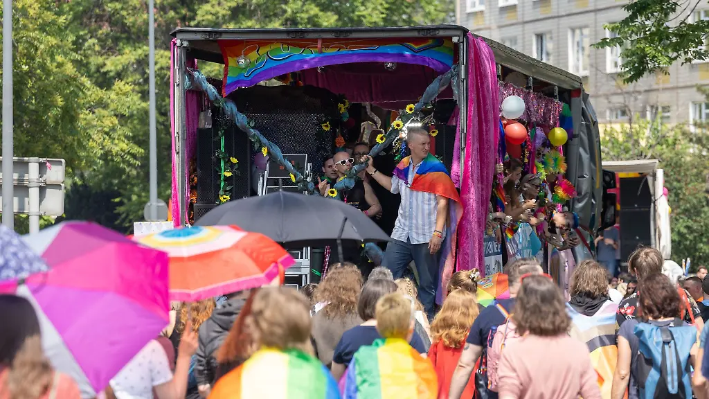 Menschen-feiern-bei-der-Parade-zum-Christopher-Street-Day-in-der-Saechsischen-Landeshauptstadt-auf-einem-Wagen-bei-der-Fahrt-durch-die-Strassen