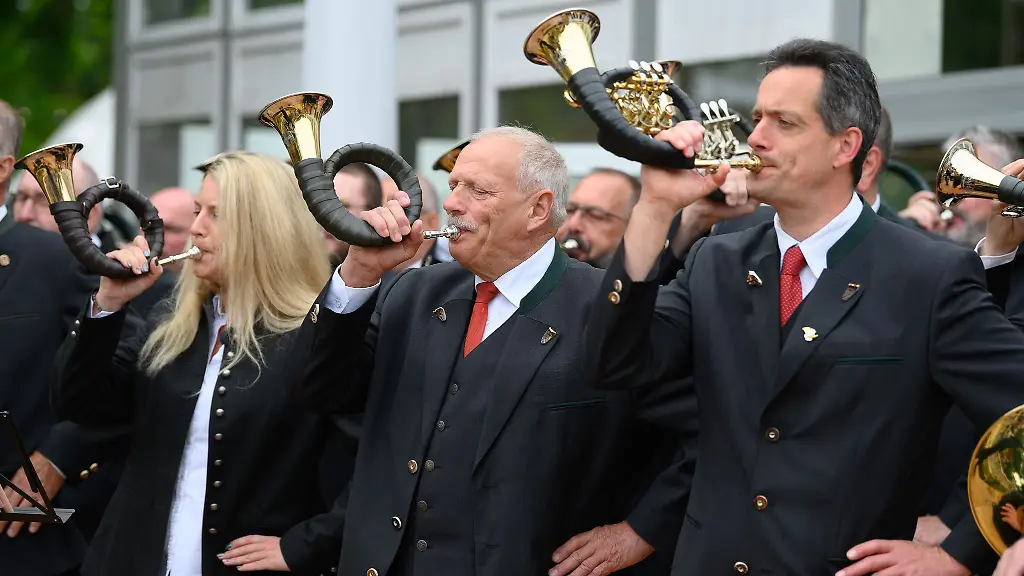 Der-Blaeserkorps-Hubertus-Fritzlar-spielt-bei-der-Eroeffnung-von-der-Sonderschau-Der-Natur-auf-der-Spur-beim-61-Hessentag