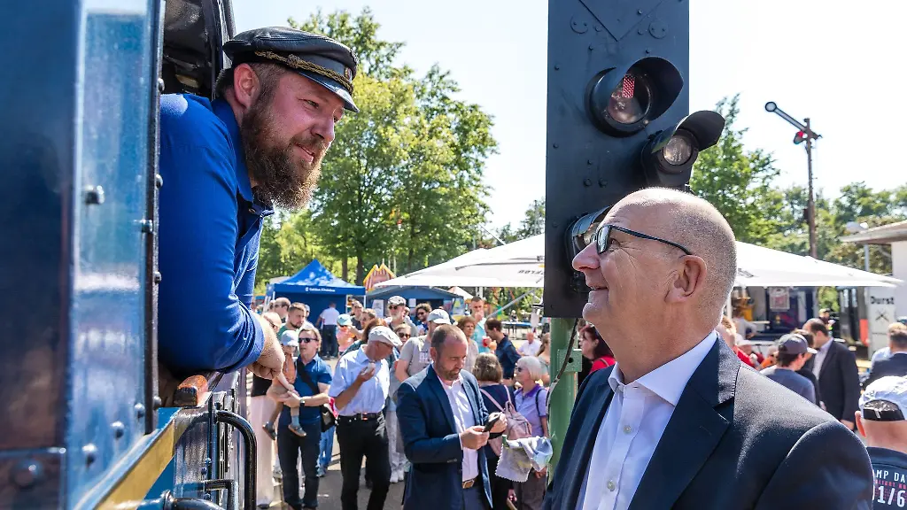 Dietmar-Woidke-SPD-Ministerpraesident-des-Landes-Brandenburg-begruesst-den-Lokfuehrer-einer-Dampflok-beim-70-Geburtstag-der-Cottbuser-Parkeisenbahn