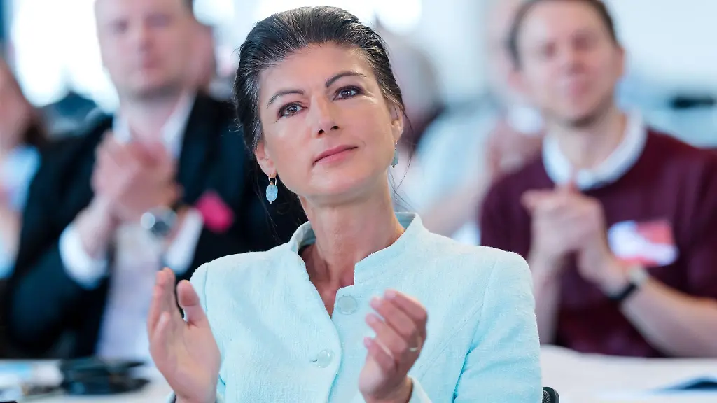 Sahra-Wagenknecht-Bundesparteivorsitzende-des-BSW-verfolgt-den-Parteitag-des-Buendnis-Sahra-Wagenknecht-in-der-Arena-Steigerwaldstadion