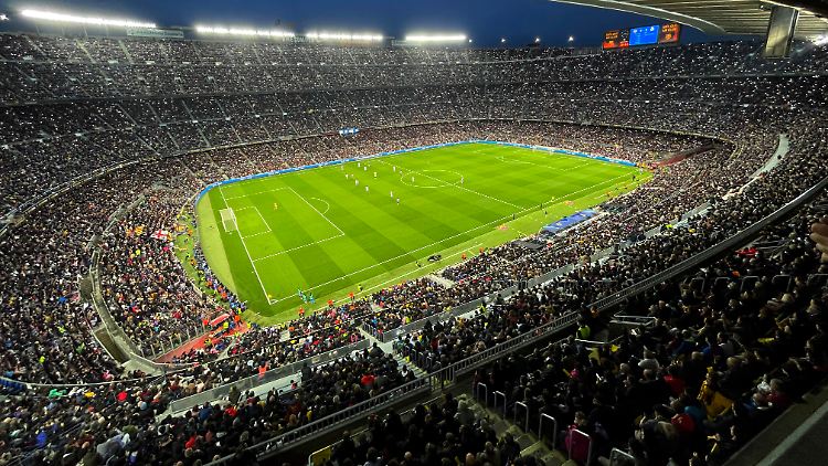 Stadion Camp Nou in Barcelona - fast 100.000 Menschen passen dort hinein. Der Anblick ist Ausgangspunkt eines Gedankenexperiments.