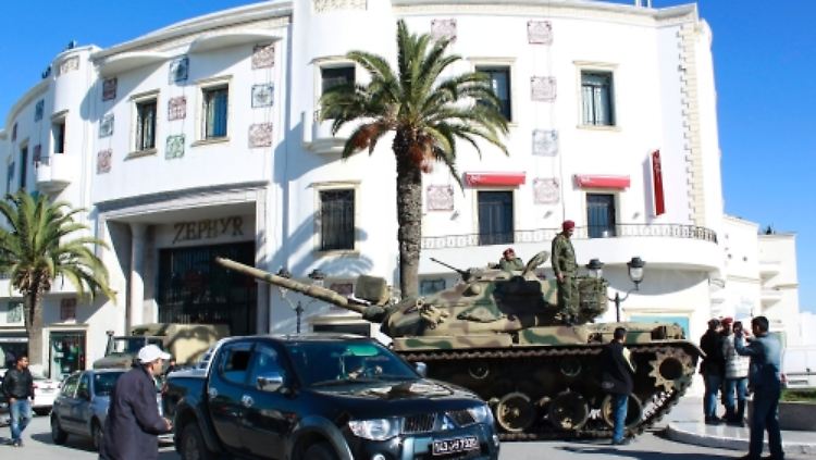 Kein seltenes Bild in Tunis: Das Militär versucht, Ordnung herzustellen.