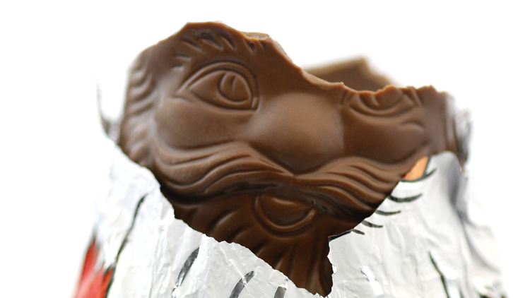 Nicht bei allen Schoko-Weihnachtsmännern sollte herzhaft zugebissen werden.