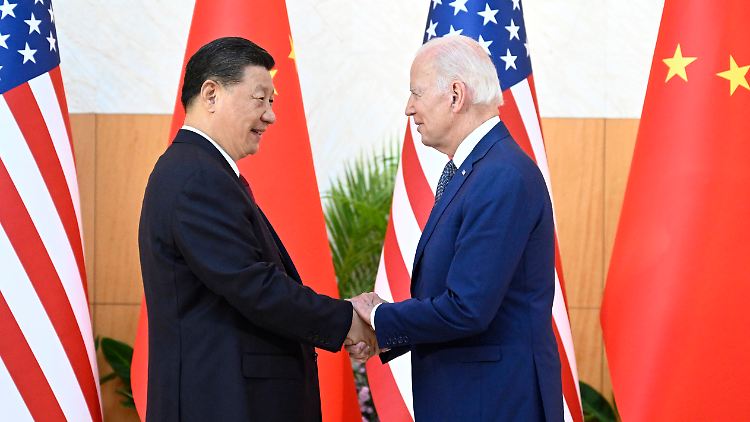 Händedruck der Systemgegner: US-Präsident Biden trifft Chinas Staatschef Xi. 
