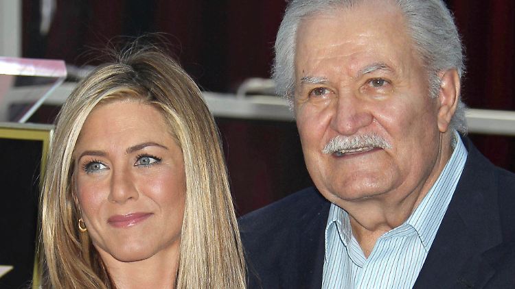 "Ich werde dich bis ans Ende der Zeiten lieben", schrieb Jennifer Aniston an ihren Vater gerichtet.