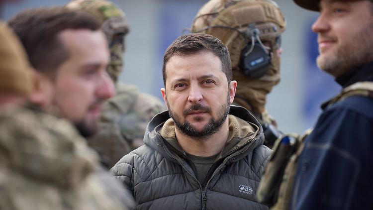 Besuchte wenige Tage nach der Befreiung der Großstadt Cherson die Menschen und Soldaten vor Ort: Wolodymyr Selenskyj.