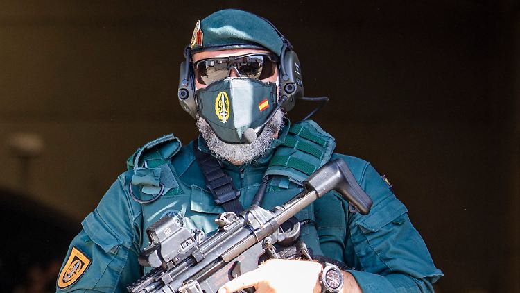 Ein bewaffneter Polizist der Guardia Civil. (Archivbild)