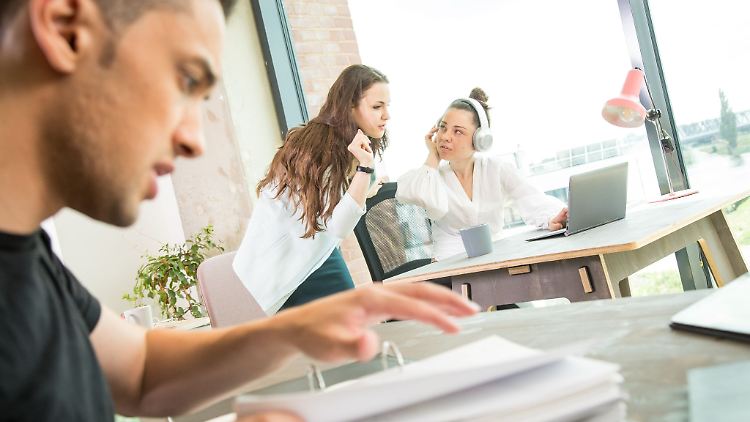 Nur mal über die Schulter schauen: Beim Probearbeiten darf ein Arbeitgeber Bewerberinnen und Bewerber nicht komplett in die Arbeitsabläufe einspannen.