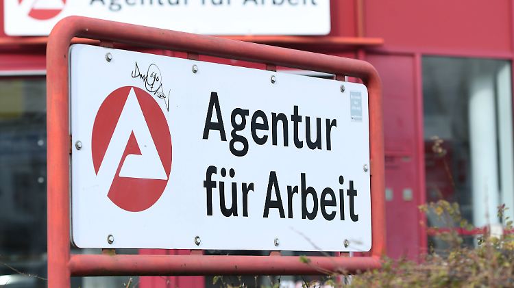 Sanktionen liegen im Ermessen der Jobcenter-Mitarbeiter. Der Gesetzentwurf für das Bürgergeld sieht eine sechsmonatige Karenzzeit vor.