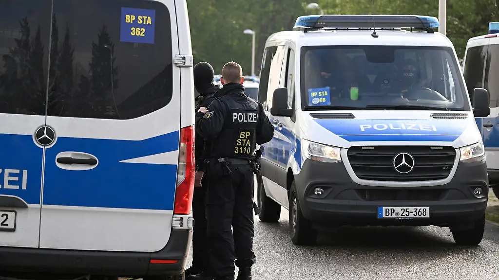 Polizisten-durchsuchen-Wohnungen-und-Haeuser-im-Rahmen-einer-Razzia-gegen-Schleuserkriminalitaet