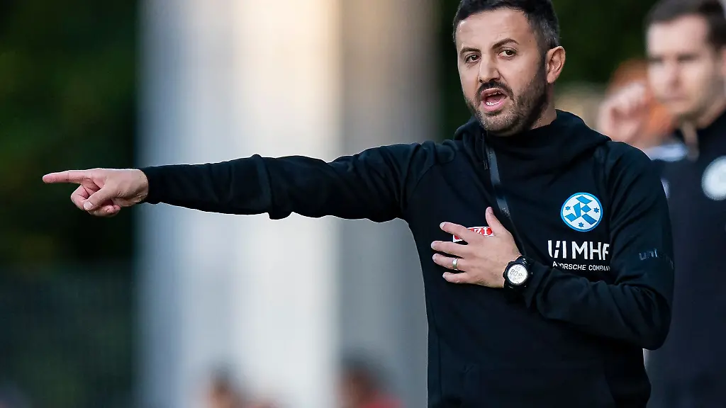 Stuttgarter-Kickers-Trainer-Mustafa-Uenal-gestikuliert