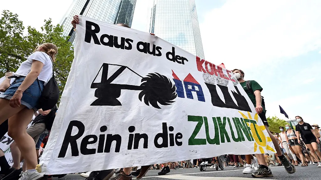 Demonstrierende-und-nehmen-an-einem-Klimastreik-von-Fridays-for-Future-in-Frankfurt-teil