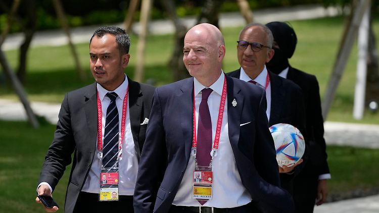 Gianni Infantino kommt nach Bali und will der Welt den Frieden bringen. 
