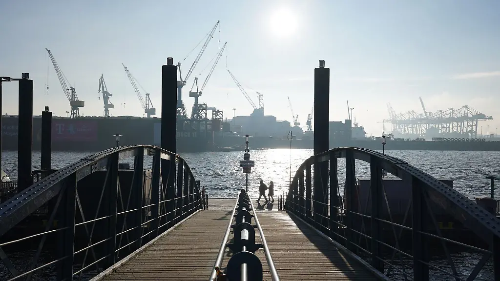 Passanten-gehen-zum-Faehranleger-am-Fischmarkt