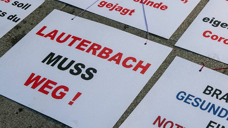 Plakate auf einer "Querdenker"-Demo gegen Coronamaßnahmen und Impfpflicht in München: Karl Lauterbach ist häufig Ziel von Anfeindungen und wird auch persönlich bedroht.