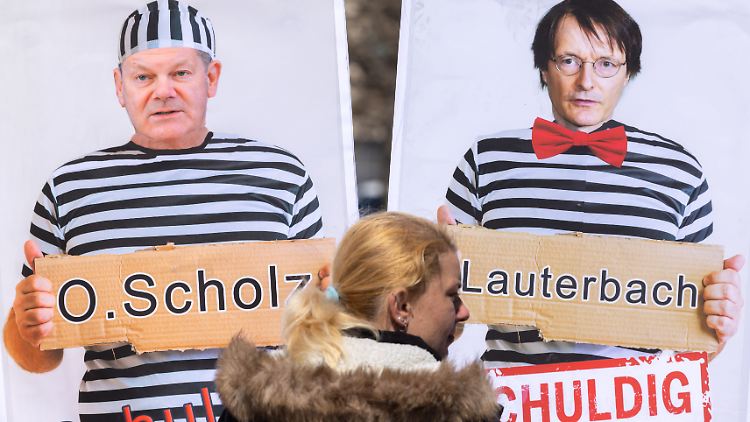 Kanzler Olaf Scholz und Lauterbach in Häftlingskleidung auf einem Plakat bei einer Demonstration gegen die Corona-Politik.
