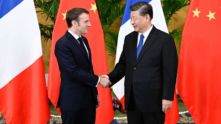 Wie es aus dem Élyséepalast hieß, brachte Macron (l) beim Treffen mit Xi seine Besorgnis über den Krieg in der Ukraine zum Ausdruck.​