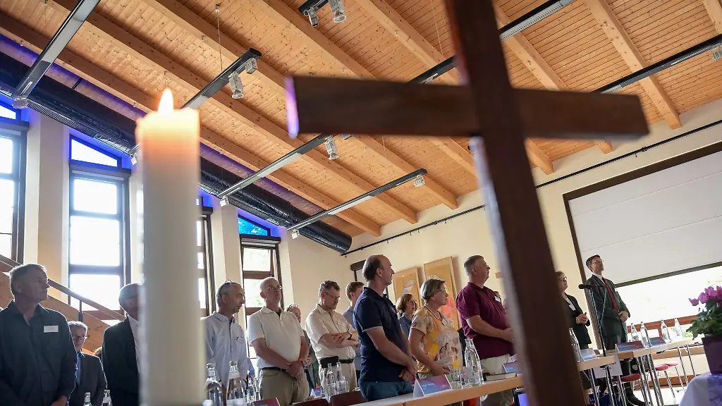 Die-Synodalen-der-Landessynode-der-Evangelischen-Landeskirche-Anhalts-bei-der-Andacht