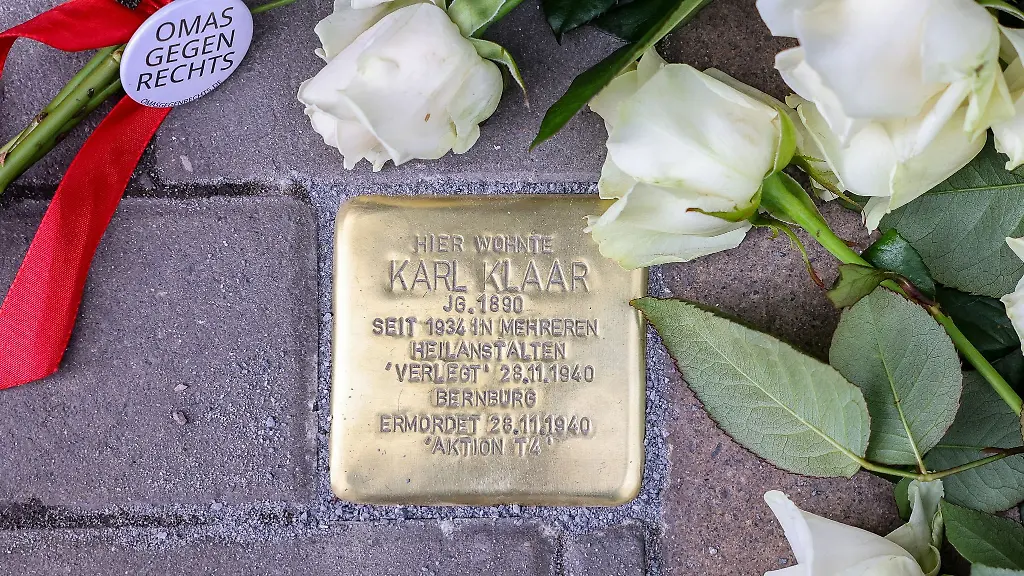Rosen-liegen-neben-Erfurts-erstem-Stolperstein