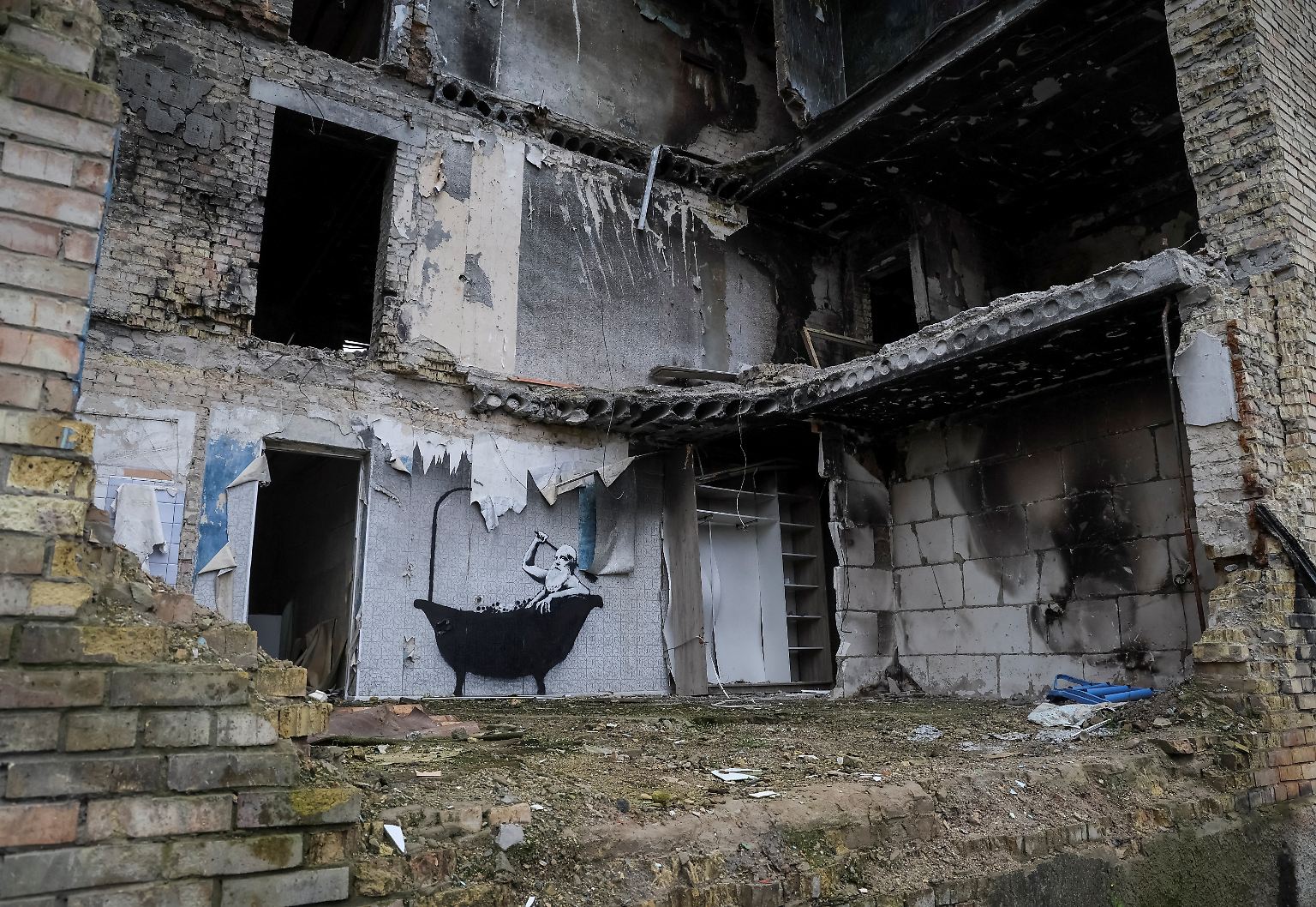 Schon häufiger hat Banksy in Krisenregionen seine kreativen Spuren hinterlassen. Jetzt tauchen in der Ukraine gleich mehrere Werke des Street-Art-Künstlers auf.