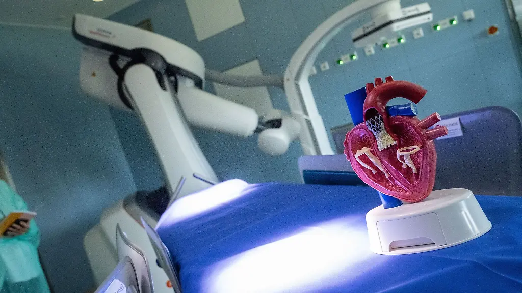 Blick-in-den-modernen-Herz-Operationssaal-mit-bildgebender-Robotertechnik-in-Karlsburg