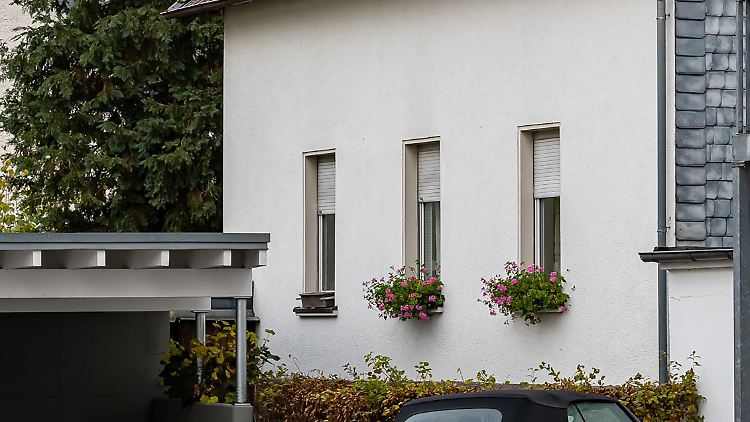 Blick auf das Haus, in dem das Mädchen fast sein gesamtes Leben lang festgehalten worden sein soll. 