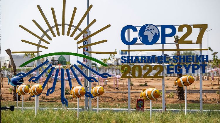 Vor dem offiziellen Gelände für Protestaktionen der Green Zone“ vom UN-Klimagipfel COP27 steht das Logo der UN-Klimakonferenz“.