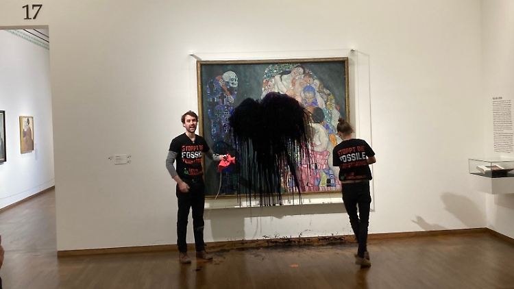 Die Kosten für die Reinigung und den Polizeieinsatz müssen die Aktivisten selbst tragen. Der Museumsdirektor rechnet mit einem fünfstelligen Betrag.