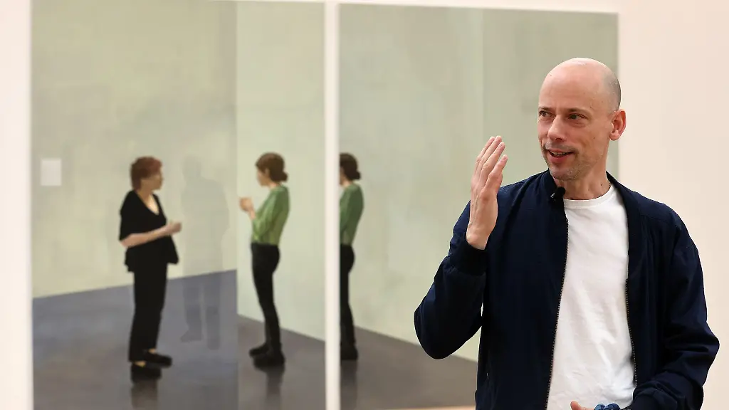 Tim-Eitel-Maler-steht-bei-einem-Presserundgang-in-der-Kunsthalle