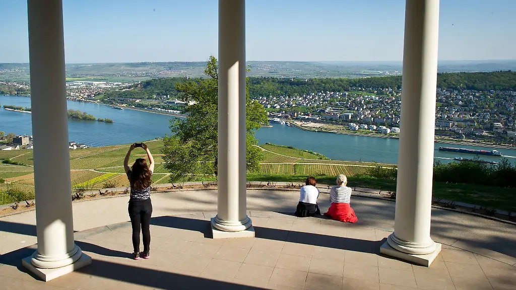 Besucher-geniessen-den-Ausblick-von-einer-Aussichtsplattform-am-Niederwalddenkmal-oberhalb-der-Stadt-Ruedesheim-am-Rhein