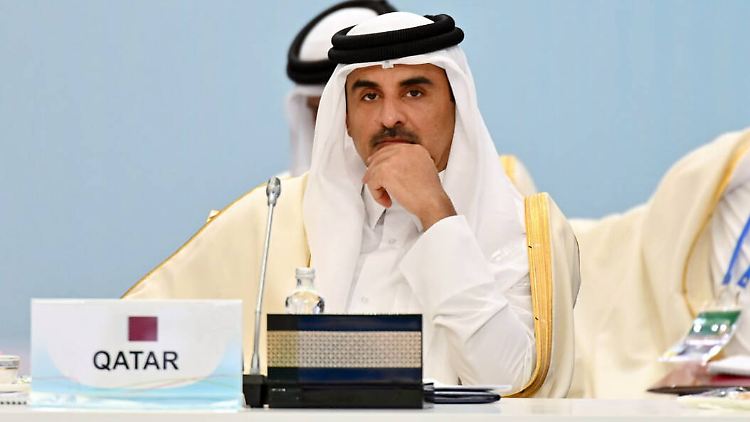 Tamim bin Hamad Al Thani ist der Herrscher von Katar: Der Scheich-Familie gehören über zwei Investmentgesellschaften etwa zehn Prozent der Deutschen Bank, bei Volkswagen sind es gar 17 Prozent. 