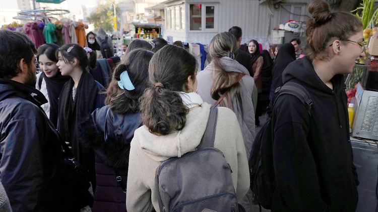 Noch immer herrscht Kopftuchzwang im Iran. Immer mehr Iranerinnen sind jedoch ohne Kopfbedeckung unterwegs. 