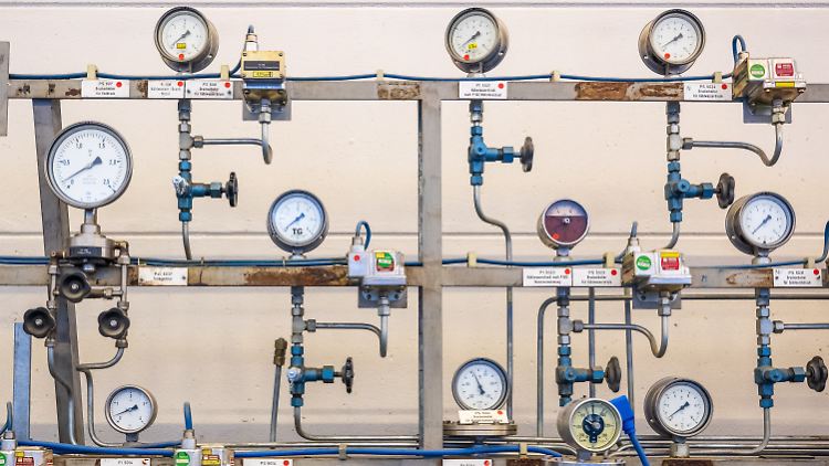 Der Druck auf die deutsche Industrie steigt - vor allem wegen hoher Energiepreise, aber auch wegen des großen Förderprogramms in den USA. Minister Habeck verspricht Hilfen.