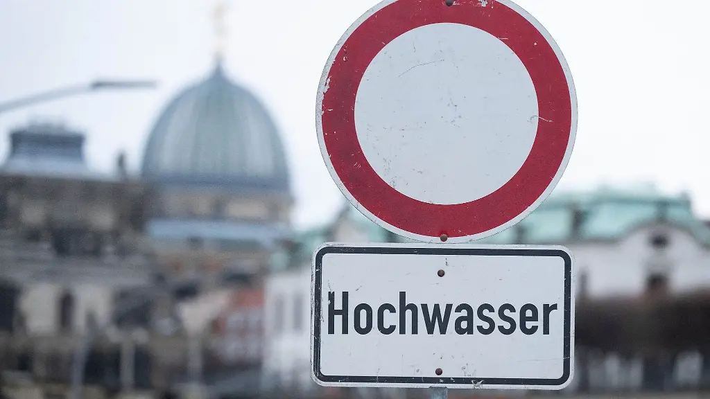 Ein-Schild-mit-der-Aufschrift-Hochwasser-steht-am-Terrassenufer