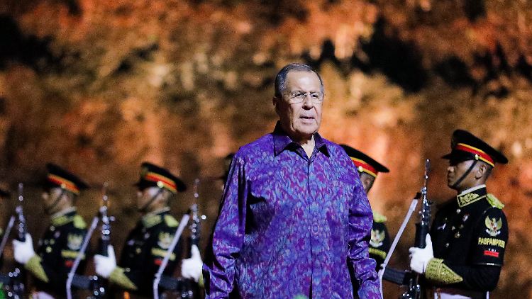Hatte keinen leichten Stand: Der russische Außenminister trägt indonesische Folklore.