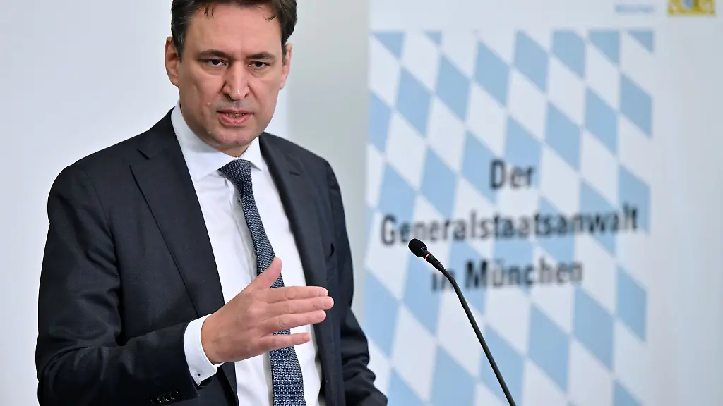 Georg-Eisenreich-CSU-Bayerischer-Justizminister-waehrend-einer-Pressekonferenz-zur-Zentralstelle-zur-Bekaempfung-von-Extremismus-und-Terrorismus