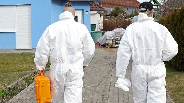 Kriminaltechniker ermitteln im Frühjahr im Mordfall in Rövershagen. 