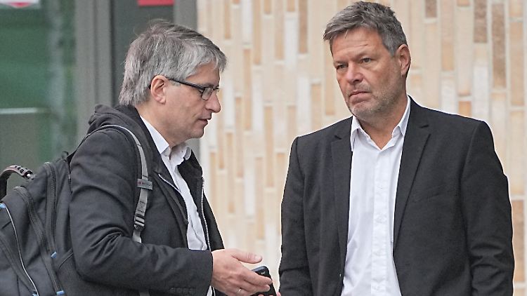 Zusammen mit Staatssekretär Giegold (l.) soll die neue Ökonomin in Habecks Wirtschaftsministerium (r.) für frischen Wind sorgen.