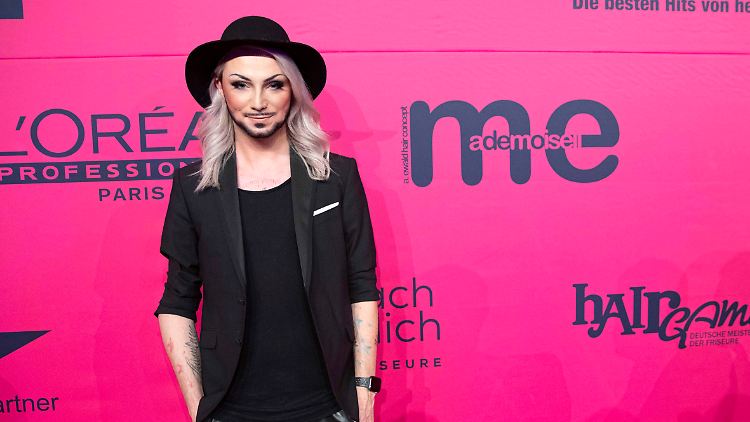 Böhm frisierte Stars wie Tokio-Hotel-Frontmann Bill Kaulitz oder Schlagersängerin Andrea Berg.