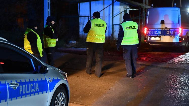 Polnische Polizisten patrouillieren im Dorf Przewodow im Südosten Polens.