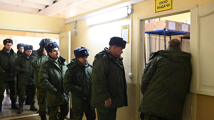 Russische Rekruten warten in Rostow am Don auf Uniformen.