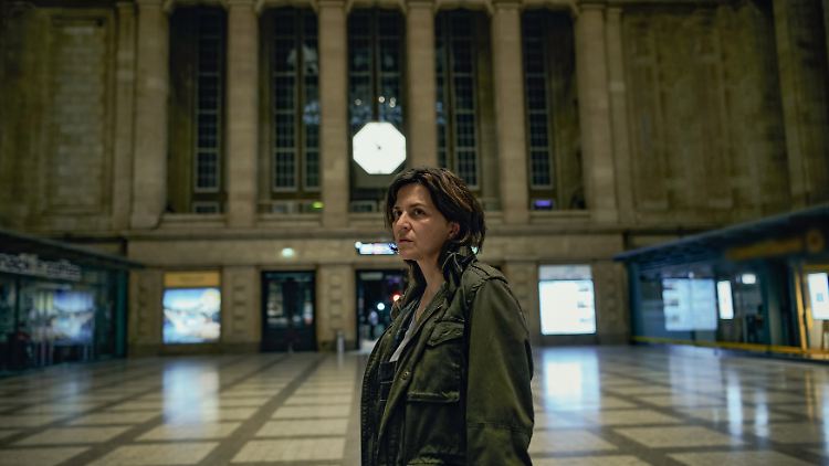 Martina Gedeck als Christa am Bahnhof.